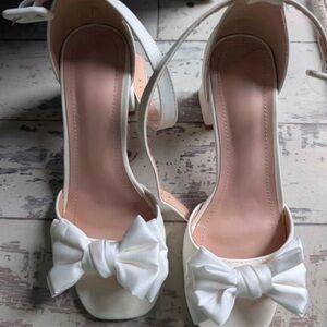 Source Unknown Elegant White Bow Heels